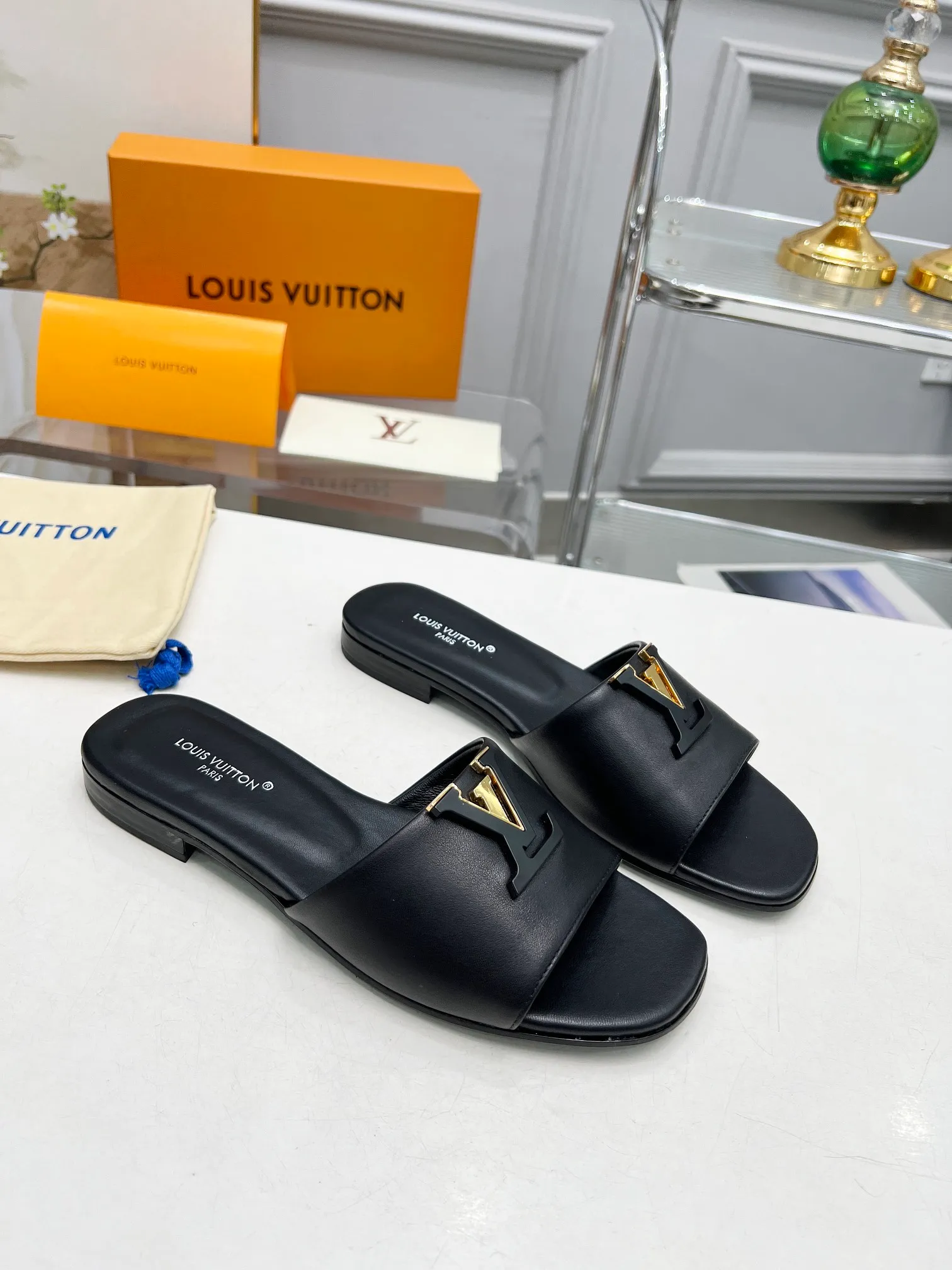 👟👟Ex-factory price 440👟👟Louis Vuitton/Louis Vuitton women's new sandals LV SUNSET COMFORT flat sandals are made of exquisite cowhide and sheepskin lining, the uppers show handicrafts, and are matched with genuine leather soles*@wearing experience. LV logo hardware buckle on upper, size 35-42